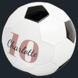 Balón De Fútbol Número de iniciales del monograma de oro de rosa b<br><div class="desc">Un elegante fondo blanco,  un texto de color negro y dorado subió. Personaliza y agrega tu nombre y número de jugador. Las iniciales de su monograma como patrón de fondo.</div>