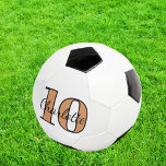 Balón De Fútbol Número de iniciales en monograma de oro negro blan<br><div class="desc">Un elegante fondo blanco,  un texto negro y dorado. Personaliza y agrega tu nombre y número de jugador. Las iniciales de su monograma como patrón de fondo.</div>