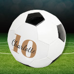 Balón De Fútbol Número de iniciales en monograma de oro negro blan<br><div class="desc">Un elegante fondo blanco,  un texto negro y dorado. Personaliza y agrega tu nombre y número de jugador. Las iniciales de su monograma como patrón de fondo.</div>