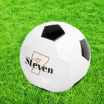 Balón De Fútbol Número de nombre de las iniciales del monograma bl<br><div class="desc">Un elegante fondo blanco y un texto en blanco,  negro y dorado. Personaliza y agrega tu nombre y número de jugador.</div>