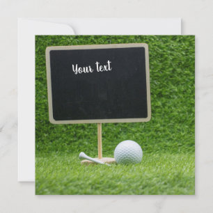 Balón de golf con pizarra en blanco sobre césped v