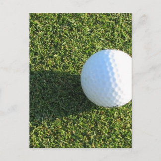 Balón de golf en la tarjeta postal verde de golf