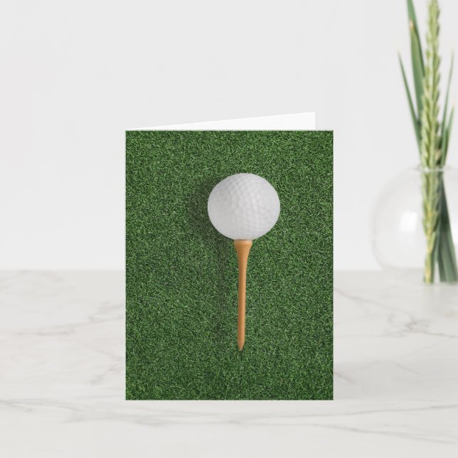 Balón de golf sobre césped verde (Anverso)