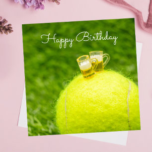 Balón de tenis con vaso de cerveza cumpleaños