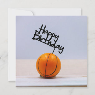 Baloncesto con Feliz cumpleaños de fondo blanco