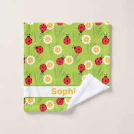 Baloncesto de primavera sobre verde fresco