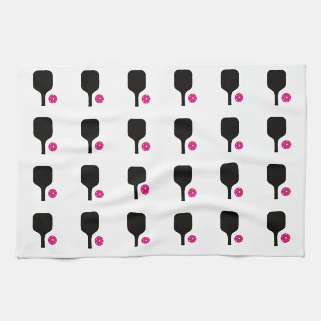 Baloncesto negro y toalla rosa de bolas (Horizontal)