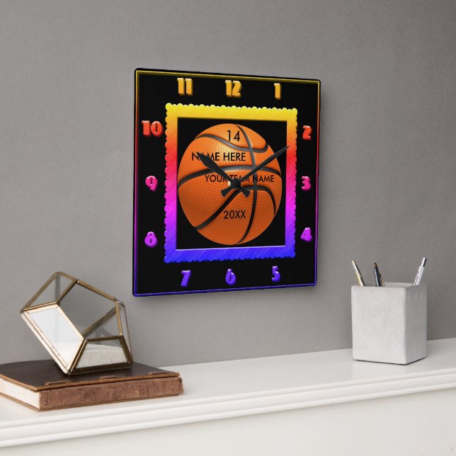 Baloncesto reloj en color arco iris con nombre de  (Oficina)