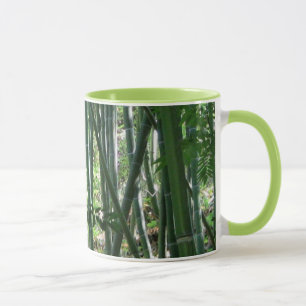 Bambú japonés: tazas de bebida en el jardín