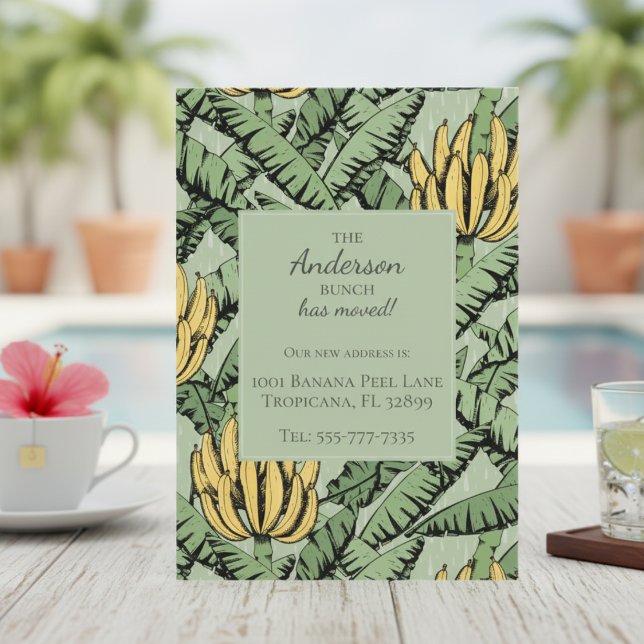 Banana Bunch Nuevas tarjetas de Invitación móviles (Modern We've Moved New Address Card. Chic Tropical Yellow Banana Bunch & Leaves Pattern in Green)