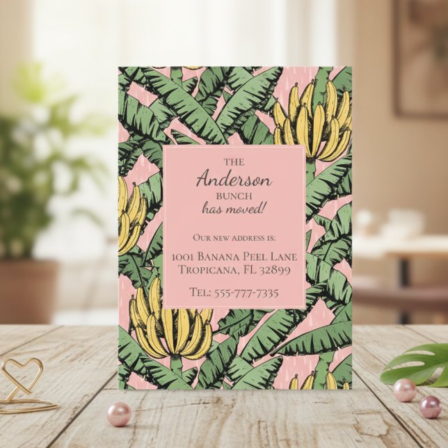 Banana Bunch Nuevas tarjetas de Invitación móviles (Modern We've Moved New Address Card. Chic Tropical Yellow Banana Bunch & Leaves Pattern in Pink)