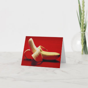 Banana en una tarjeta de habitación roja