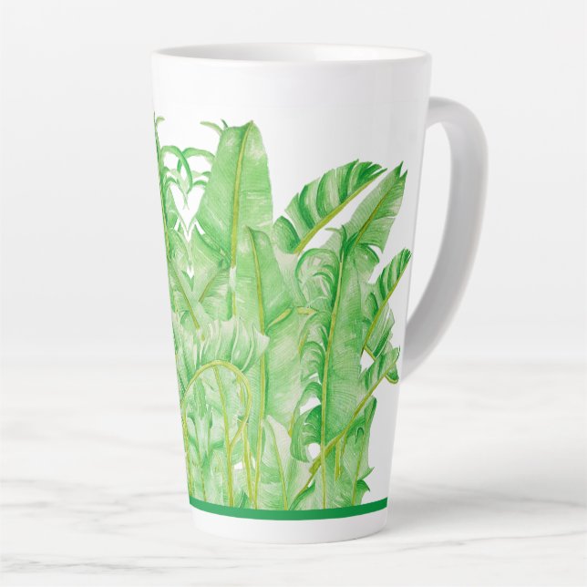Banana sale en una gran taza de latte (Ángulo derecho)