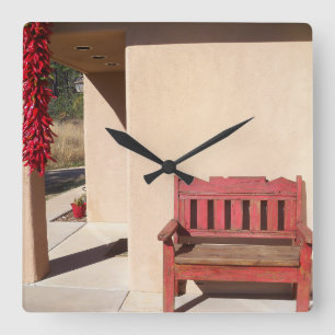 banco rojo rústico en un reloj