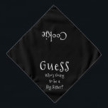 Bandana Adivina quién va a ser una hermana grande de perro<br><div class="desc">Banda blanca, con invitación de texto linda, graciosa... Supongo que ¿Quién será una hermana grande? ¡Porque tu mascota también es parte de la familia! ¡Perfecto para tu anuncio de un nuevo mascota o bebé! El color de fondo es personalizable a cualquier color que desee, al igual que el estilo de...</div>