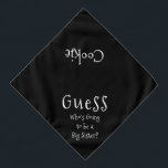 Bandana Adivina quién va a ser una hermana grande de perro<br><div class="desc">Banda blanca, con invitación de texto linda, graciosa... Supongo que ¿Quién será una hermana grande? ¡Porque tu mascota también es parte de la familia! ¡Perfecto para tu anuncio de un nuevo mascota o bebé! El color de fondo es personalizable a cualquier color que desee, al igual que el estilo de...</div>