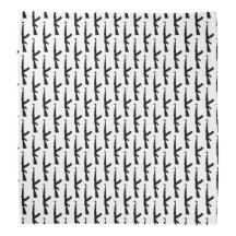 Ataque con arma AK-47 negro arroja armas en blanco