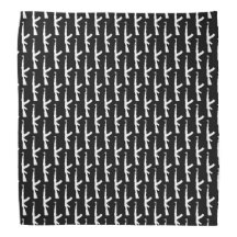 Ataque con arma blanca AK-47 arroja armas a negro