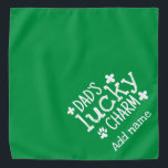 Bandana El encanto de un padre verde simple, el St. Patric<br><div class="desc">Green St. Patrick's Day Bandana con tipografía blanca el encanto afortunado de papá con Shamrock y Paw. Puedes escribir el nombre de tu mascota en el bandana. Ideal como regalo para los amantes del perro,  papás de perro.</div>