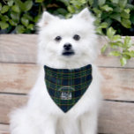 Bandana Familia personalizado Cabina Mascota Tartán<br><div class="desc">Celebra tu amor por el mascota al aire libre con este Personalizado Rustic Log Cabin Tartan Mascota Bandana! Con un encantador ilustracion de cabaña de madera pintado a mano y decorado con un agradable telón de fondo escocés, este bandana mascota personalizado añade encanto rústico a cualquier amigo furtivo. Personalizar con...</div>