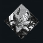 Bandana formas abstractas en blanco y negro modernas<br><div class="desc">El diseño artístico original de esta bandana fría se ha reproducido a partir de una pintura pastel que pinté hace unos años. Tomé una fotografía de una flor, luego pinté la flor en un estilo abstracto, tomé una foto de la pintura y realicé digitalmente la foto para darle el efecto...</div>