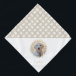 Bandana Foto y nombre de Mascota personalizado con patas b<br><div class="desc">Hermoso y personalizable diseño de plantillas de fotografía mascota con patas blancas en un color de fondo beige (cambiable). Cambie la foto de ejemplo a una fotografía de su propio mascota y personalice el nombre y el campo de texto con el texto de su personalizado. La mitad del objeto está...</div>