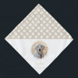 Bandana Foto y nombre de Mascota personalizado con patas b<br><div class="desc">Hermoso y personalizable diseño de plantillas de fotografía mascota con patas blancas en un color de fondo beige (cambiable). Cambie la foto de ejemplo a una fotografía de su propio mascota y personalice el nombre y el campo de texto con el texto de su personalizado. La mitad del objeto está...</div>