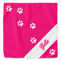 Huella de pata rosa con el nombre del perro