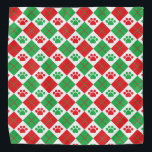 Bandana Impresión de arcilla roja y verde<br><div class="desc">Presentamos nuestro elegante diseño de estilo de argyle rojo, verde y blanco con temática Navidad, con adorables huellas de pata, la combinación perfecta de sofisticación y encanto de inspiración mascota. Este llamativo diseño combina el clásico patrón de argyle con reproducciones de pata, creando un aspecto único y de moda. El...</div>