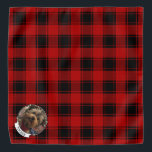 Bandana Marco fotográfico rojo y negro para Navidades pers<br><div class="desc">Navidades divertidos plantilla de marco fotográfico de vacaciones con un fondo de patrón de plaid rojo. Derechos reservados © Angi Laframboise.</div>