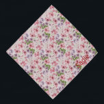 Bandana Mascota de nombres de Mascotas personalizados del<br><div class="desc">Un patrón floral de bonito,  personalizado con el nombre de su mascota. Decorada con acuarelas color rosa y violeta pastel,  esta bandana le sorprenderá a su mascota. ¡Trátese con una bufanda a juego,  con su propio nombre!</div>