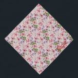 Bandana Mascota de nombres de Mascotas personalizados del<br><div class="desc">Un patrón floral de bonito,  personalizado con el nombre de su mascota. Decorada con acuarelas color rosa y violeta pastel,  esta bandana le sorprenderá a su mascota. ¡Trátese con una bufanda a juego,  con su propio nombre!</div>