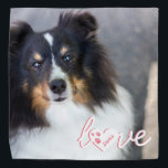Bandana Mascota personalizado Foto y texto de amor con pat<br><div class="desc">Diseño de plantillas de fotos mascotas personalizables junto con un texto de guión que dice: "amor". La letra "O" se sustituye por una forma cardíaca. En el corazón hay algunas huellas de perros y un área de texto personalizable para el nombre del mascota. El texto está escrito en un esquema...</div>