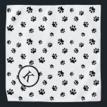 Bandana Monograma del patrón de pinturas negras<br><div class="desc">Muestra cuánto amas a los animales con esta tibia bandana con estampado de pata negra. También se ve impresionante con otros fondos más ligeros. ¡Apuesto a que su mascota lucirá adorable viéndolo!</div>