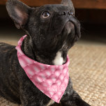 Bandana Nombre del mascota, patrón de inclinación rosada c<br><div class="desc">Un patrón de color rosa rosado impreso en un lado de esta bandana con el nombre de tu mascota en un fondo rosado en un guión sofisticado. Dos tamaños disponibles: 18 "x18" (niños, perros pequeños) y 22 "x22" (adultos, perros grandes). Cambiar fácilmente el nombre utilizando la plantilla proporcionada. Una tela...</div>