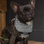 Bandana Nombre mascota Houndstoth Menor 18x18-in Cuadrado<br><div class="desc">Impresa en una cara, bandana de tela de gallo en blanco y negro con el nombre de un mascota en una banda negra. Dos tamaños disponibles: 18 "x18" (niños, perros pequeños) y 22 "x22" (adultos, perros grandes). Cambiar fácilmente el nombre utilizando la plantilla proporcionada. Una tela ligera que respira bien...</div>