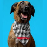 Bandana Nombre rojo personalizado en Mascota de patrón Hou<br><div class="desc">Impresa en un lado, bandana de tela de gallo en blanco y negro con el nombre del perro en una banda roja. Dos tamaños disponibles: 18 "x18" (niños, perros pequeños) y 22 "x22" (adultos, perros grandes). Cambiar fácilmente el nombre utilizando la plantilla proporcionada. Una tela ligera que respira bien y...</div>