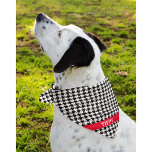 Bandana Nombre rojo personalizado en Mascota de patrón Hou<br><div class="desc">Impresa en un lado, bandana de tela de gallo en blanco y negro con el nombre del perro en una banda roja. Dos tamaños disponibles: 18 "x18" (niños, perros pequeños) y 22 "x22" (adultos, perros grandes). Cambiar fácilmente el nombre utilizando la plantilla proporcionada. Una tela ligera que respira bien y...</div>