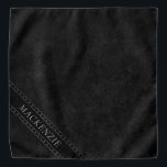 Bandana Onyx Black Velvet | Monograma Grunge de pizarra<br><div class="desc">Dramática paleta morena con un fondo de terciopelo de inspiración gótica y oscuro de la colección "Moody Jewel Tones". Este diseño presenta una textura de acuarela de terciopelo inspirada en el tono de una joya profunda. El falso embellecedor metálico le da una sofisticación y un aspecto a la medida. El...</div>