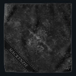 Bandana Onyx Black Velvet | Monograma Grunge de pizarra<br><div class="desc">Dramática paleta morena con un fondo de terciopelo de inspiración gótica y oscuro de la colección "Moody Jewel Tones". Este diseño presenta una textura de acuarela de terciopelo inspirada en el tono de una joya profunda. El falso embellecedor metálico le da una sofisticación y un aspecto a la medida. El...</div>