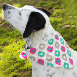 Bandana Patrón de corazones coloridos para Mascotas<br><div class="desc">Un patrón de corazones coloridos en tonos rosas,  verde azulados y grises hace un accesorio lindo para tu perro. El tamaño de este bandana es de 18 x 18 pulgadas cuadradas. Funciona mejor para una raza de perros más grande.</div>