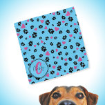 Bandana Patrón de huellas y corazones Azul Monograma<br><div class="desc">Banda linda con huellas de pata negra y patrones de corazones rosados en color azul. Adorable accesorio para perros y dueños de perros :) ・ Personalízalo con el nombre y el monograma del mascota, borre texto o personalizar más - edite fuentes, colores, redimensione/mueva/elimine elementos, añada texto y más, o transfiételo...</div>