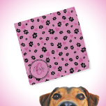 Bandana Patrón de huellas y corazones Monograma rosa<br><div class="desc">Banda linda con huellas de pata negra y patrones de corazones rosados en color rosa. Adorable accesorio para perros y dueños de perros :) ・ Personalízalo con el nombre y el monograma del mascota, borre texto o personalizar más - edite fuentes, colores, redimensione/mueva/elimine elementos, añada texto y más, o transfiételo...</div>