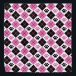 Bandana Patrón de impresión de arglas rosadas y negras<br><div class="desc">Presentamos nuestro elegante diseño de estilo de argyle negro, rosa y blanco con adorables huellas de pata, la combinación perfecta de sofisticación y encanto de inspiración mascota. Este llamativo diseño combina el clásico patrón de argyle con reproducciones de pata, creando un aspecto único y de moda. El patrón de argyle...</div>