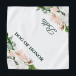 Bandana Perro de honor | Perro floral en Mascota Boda<br><div class="desc">¿Quién no quiere presumir de sus bebés de piel en uno de los días más especiales de sus vidas? El diseño presenta flores tropicales de color rosa y blanco con una vegetación exuberante. "Perro de honor" con el nombre de su mascota en la esquina opuesta. Agregue la redacción de su...</div>