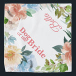 Bandana Perro de la novia | Perro En Mascota Boda<br><div class="desc">¿Quién no quiere presumir de sus bebés de piel en uno de los días más especiales de sus vidas? El diseño presenta flores de color rosa y azul polvoriento con una vegetación exuberante. "Perro de la novia" con el nombre del mascota en la esquina opuesta. Agregue la redacción de su...</div>