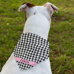 Bandana Personalizado Nombre rosa Patrón de gallos de gall<br><div class="desc">Impresa en una cara, bandana de gafas de gallo en blanco y negro con el nombre de un mascota en una banda rosa. Dos tamaños disponibles: 18 "x18" (niños, perros pequeños) y 22 "x22" (adultos, perros grandes). Cambiar fácilmente el nombre utilizando la plantilla proporcionada. Una tela ligera que respira bien...</div>