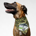 Bandana Pescando nombre personalizado Guay Bass Camo Dog M<br><div class="desc">Una fresca bandana de camo verde para el perro que ama pescar con su dueño desde la orilla,  en el bote o en el kayak. Este diseño presenta un gran bajo,  el nombre puede ser personalizado o eliminado.</div>