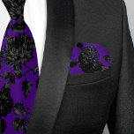 Bandana Pocket Boda de Vino Floral Morado y Negro<br><div class="desc">Un cuadrado de bolsillo de solapa boda negra y púrpura con flores de cosecha negras sobre una vid con un fondo blanco puro.</div>
