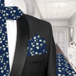 Bandana Verdor Boda de la Marina Eucalyptus Pocket Square<br><div class="desc">Una plaza de bolsillo boda azul marino y verde con un fondo azul marino profundo y un cuadro animado de eucaliptos verdes.</div>